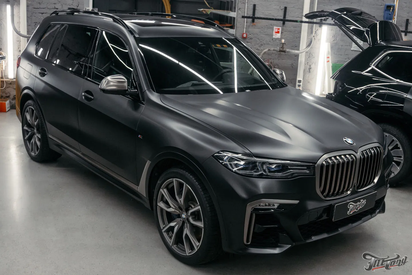 Оклеили BMW X7 матовым полиуретаном, защитили глянец в салоне и выполнили химчистку задних сидений